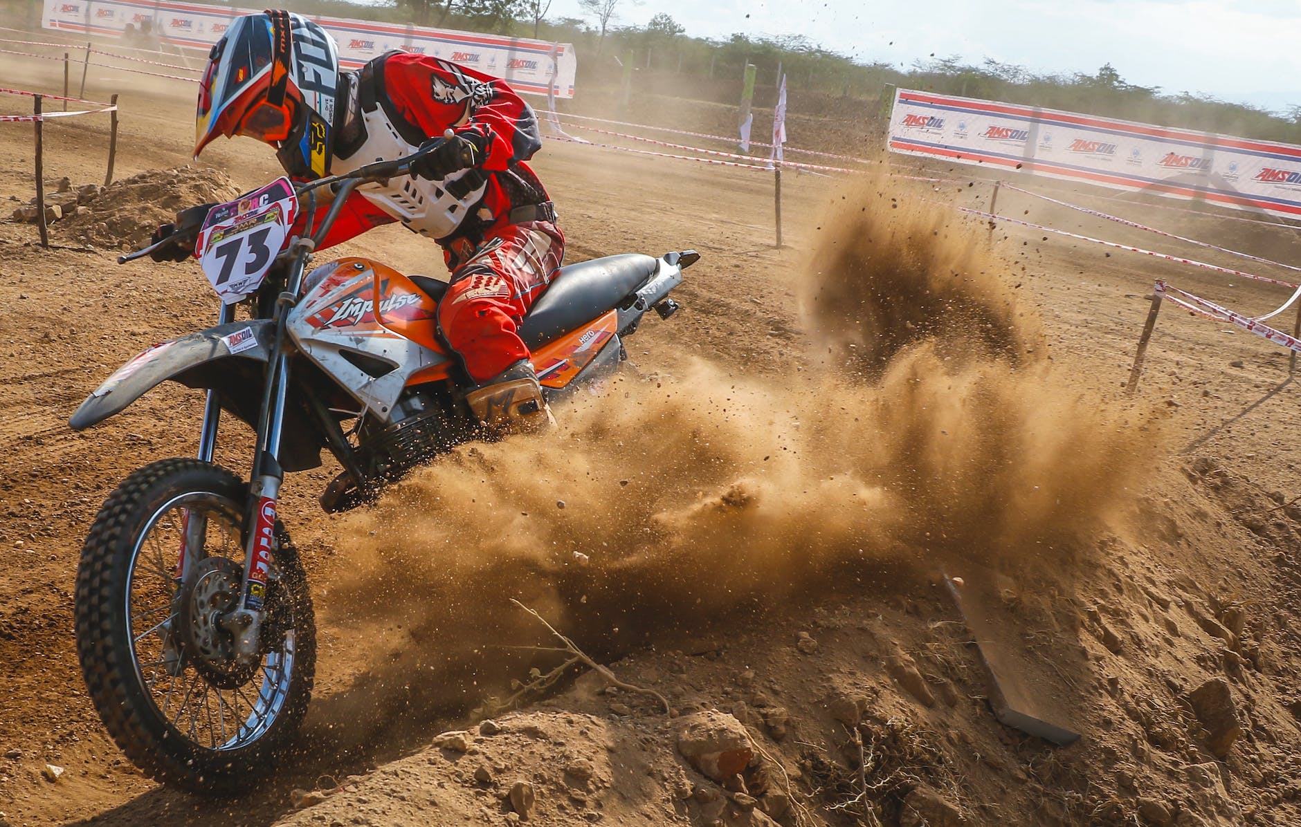 Mann, Der Motocross Dirt Bike Auf Dirt Road Reitet
